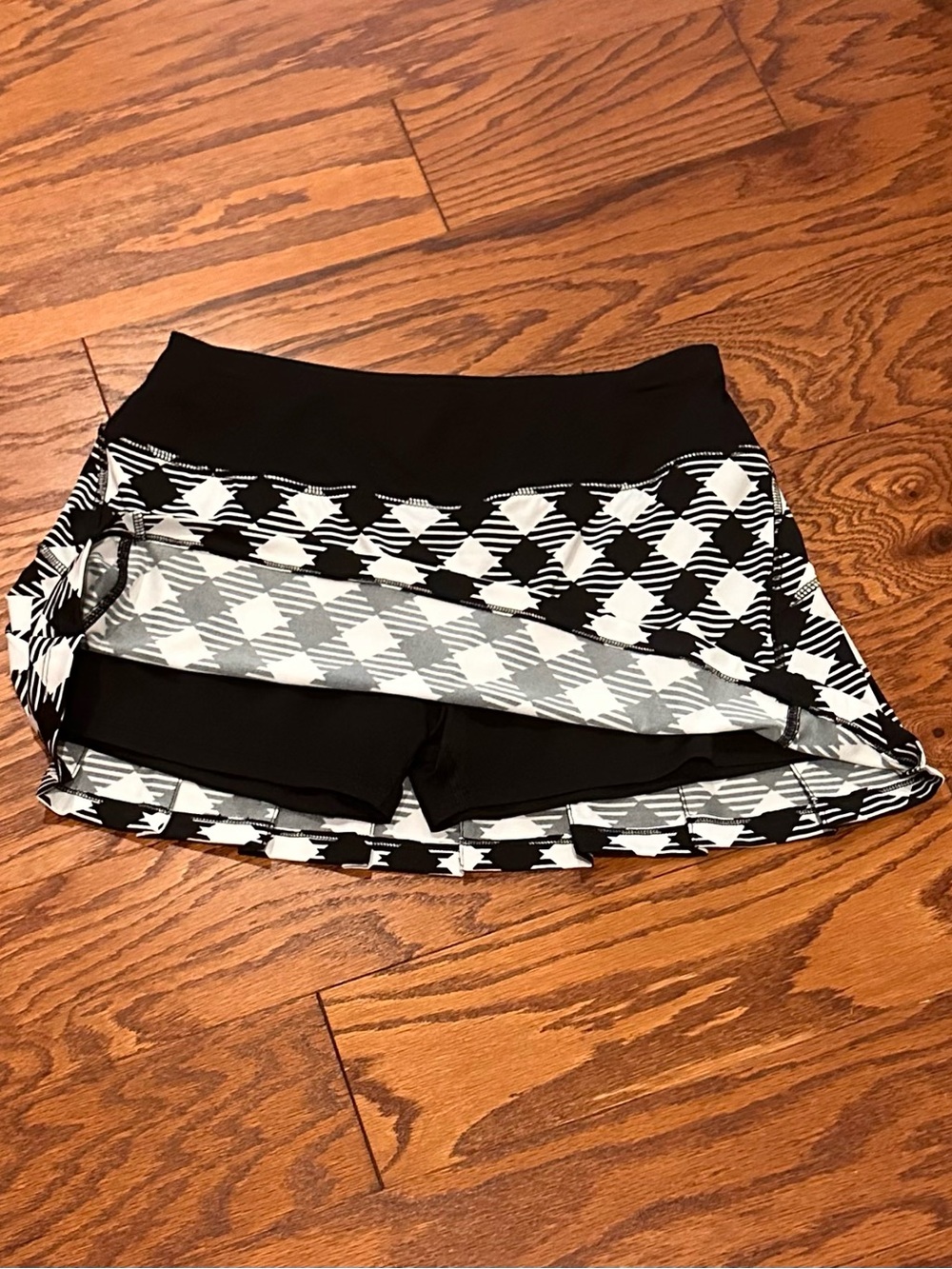 Black and White Houndstooth Patterned Women’s Tennis Skort.